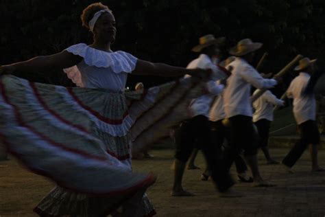  The Unseen Weaver: A Journey Through Colombian Folkloric Threads of Fate and Destiny!